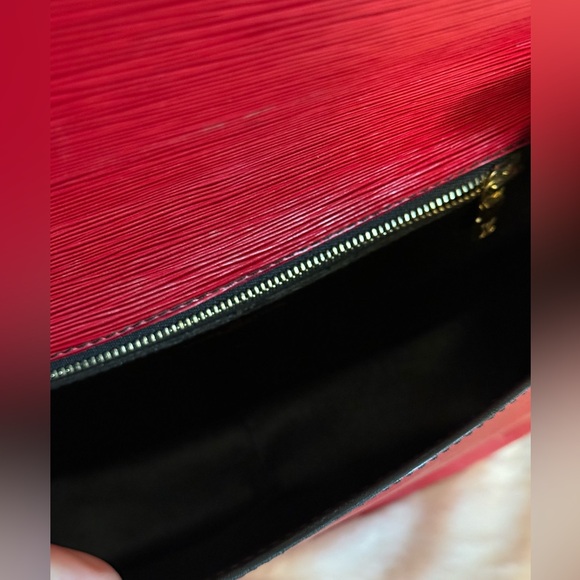 Louis Vuitton Epi Saint Cloud Shoulder bag/ Crossbody. Red - Picture 8 of 12
